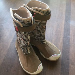 Plae thandhi waterproof boots